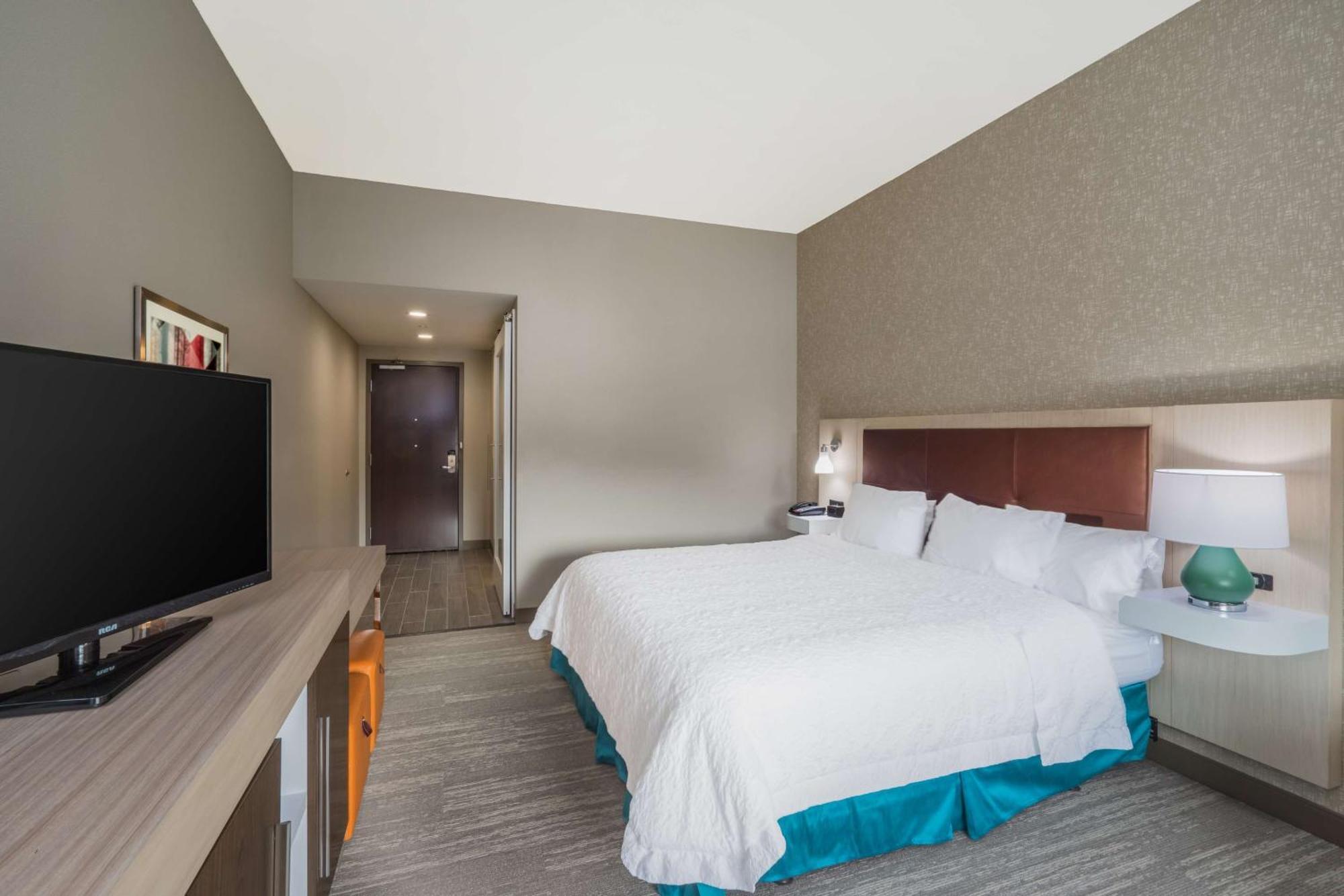 Hampton Inn Newport Exterior photo