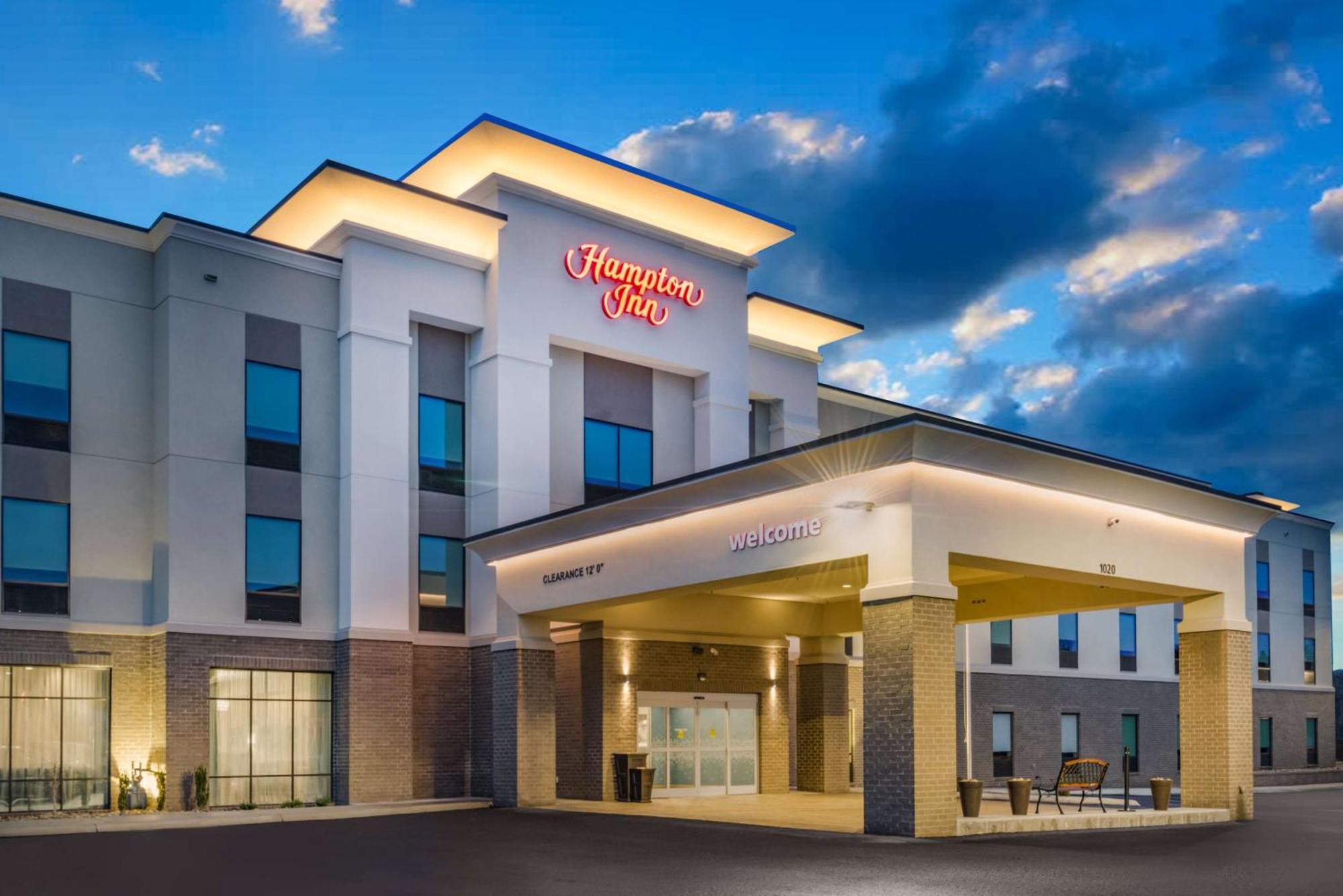 Hampton Inn Newport Exterior photo