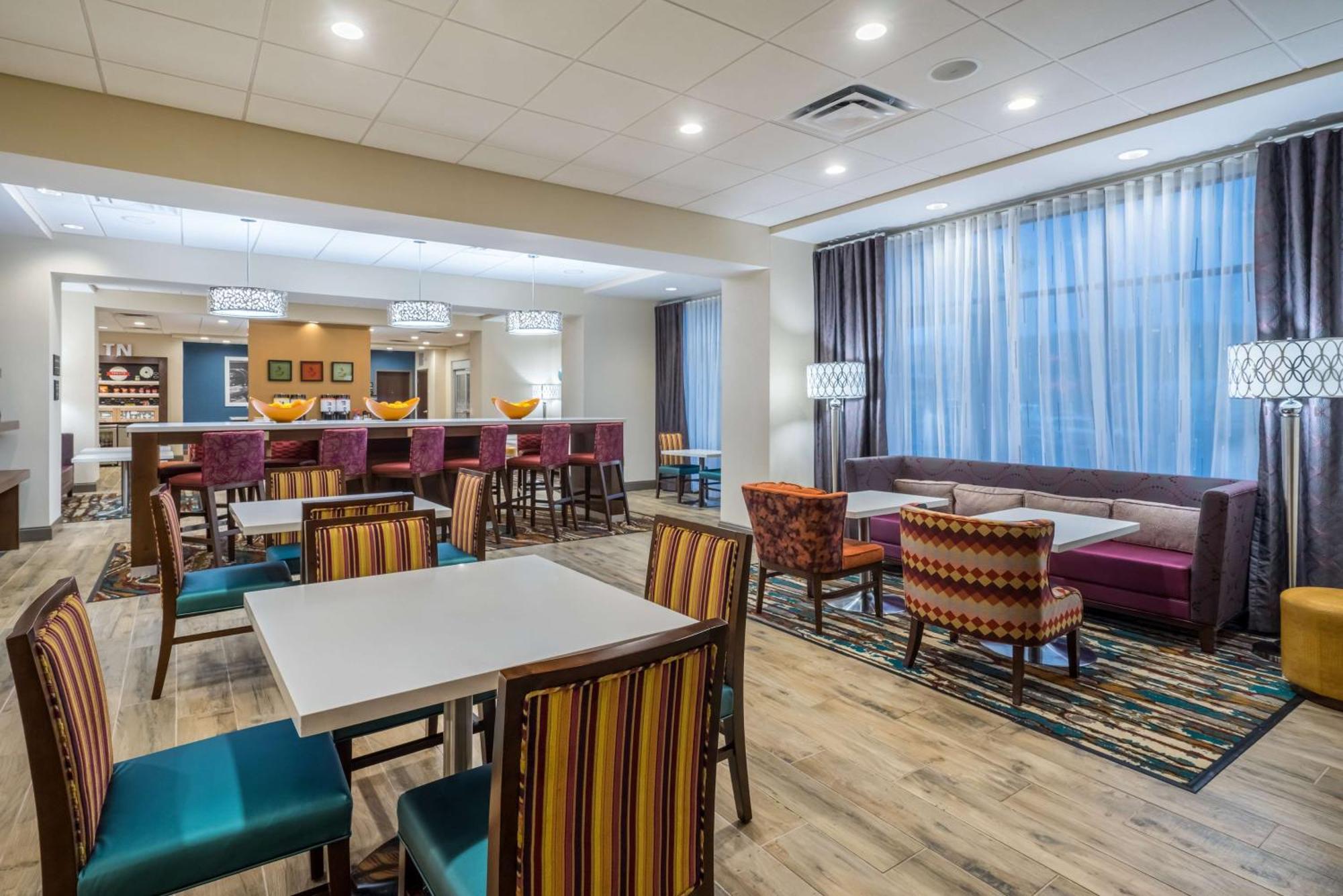 Hampton Inn Newport Exterior photo